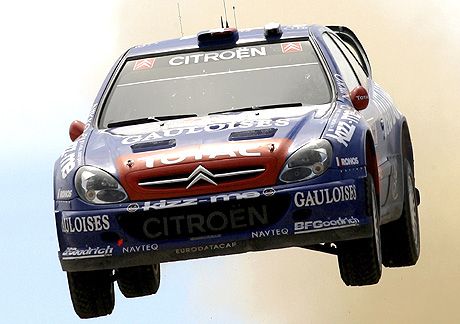 Sebastien Loeb a szombati hat szakasz közül négyet megnyert, és vezet