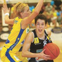 Villámléptû irányítók csapnak össze a nôi döntôben, ahol bizonyára sok függ majd attól, hogy Iványi (jobbra) vagy Englert akarata érvényesül (Fotók: Czagány Balázs)