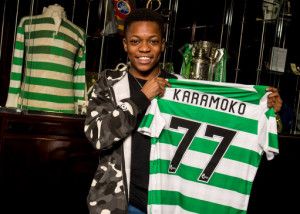 Boldogan pózol a 77-es számú Celtic-mez tulajdonosa, Karamoko Dembele Forrás: twitter.com