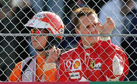 Rémálom a Ferrari-híveknek: Michael Schumacher a biztonsági rács mögött, autója a pályán kívül