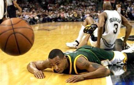 Rashard Lewis a földön. Csapata, a Seattle szintén padlóra került a második negyedben