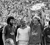 Sztáredzô a sztárok között: Paul Breitner, Csernai Pál és Karl-Heinz Rummenigge a híres &#8222;salátástállal&#8221;