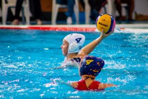 Petőváry Luca (fehérben) Amerikában folytatja Forrás: waterpolo.hu