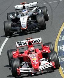 Kimi Räikkönen (fölül) Melbourne után Sepangban is célba veszi Michael Schumacher Ferrari F2004M-jét, amely talán a Malajziai Nagydíjon szerepel utoljára F1-es viadalon &#8211; azután ugyanis már jöhet az F2005-ös