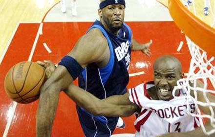 Erick Dampier (Dallas, sötét mezben) szereli &#8211; a kép tanúsága szerint szabálytalanul &#8211; Mike Jamest, a Houston játékosát