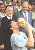 Az 1986-os döntôt elveszítô NSZK kancellárja, Helmut Kohl (jobbra) is mosolyogva nézte, amint Maradona a Világkupát csókolta