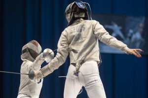 Pusztai Liza (szemből) és Szűcs Luca a felnőtt országos bajnokság döntőjében Forrás: hunfencing