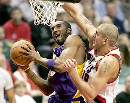 Kobe Bryant (balra) Joel Przybillával a nyakán. A Lakers sztárja végleg kiheverte bokasérülését