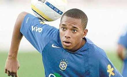 Robinho (képünkön) végül kiharcolta, hogy a válogatott mellett klubszinten is együtt futballozhasson Roberto Carlosszal, Ronaldóval, valamint Júlio Baptistával