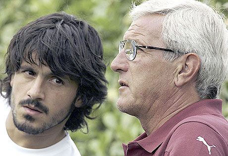 Gennaro Gattuso csupa fül, de azt még ô sem hallhatta meg, hogy Marcello Lippi kiket küld pályára hétfôn Ghána ellen