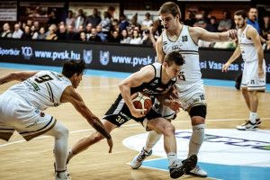 Somogyi Ádám (feketében) küzd a PVSK játékosai ellen novemberben Forrás: hunbasket.hu