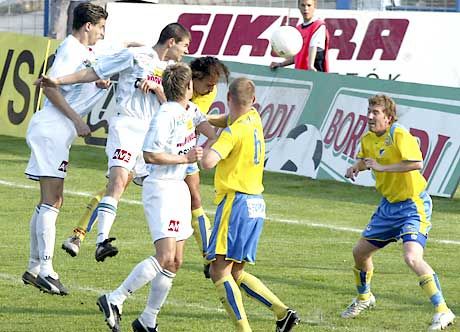 A gyenge védekezés ára: Tóth Zoltán (balról a második) túlugrotta Kapcsos Vincét, és kapufája után Vámosi Csaba (balra) befejelte az elsô gólt