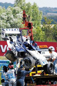 Juan Pablo Montoya Williams-BMW-je alaposan összetört, de akárcsak a pilótának, az autó motorjának sem esett baja &#8211; a kolumbiait emiatt biztosan nem büntetik meg