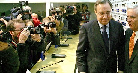 A labdarúgók sorozatos kudarcai miatt hat esztendô után távozik posztjáról Florentino Pérez, a ?galaktikus? Real Madrid elnöke