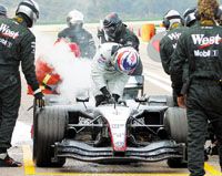 A McLaren pilótái egyelôre nem tudják tartani a lépést az éllovasokkal &#8211; szerdán ráadásul Kimi Räikkönen motorja is elfüstölt