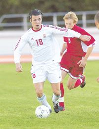 Bajzát Péter (balra) tekintetén is érzôdik, hogy a magyarok tanácstalanul futballoztak (Fotó: Németh Ferenc)