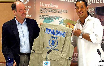 Ronaldinho (jobbra) John Powell-lel Barcelonában (fotó: Reuters/Albert Gea)