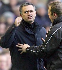 José Mourinho (balra) nagyon mérges volt az Everton csatárára, Andy Johnsonra