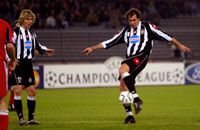 Igor Tudor ezen lövését követôen született meg a Juventus gyôzelme, és minden bizonnyal negyeddöntôbe jutást érô gólja (Fotó: Reuters/Gianpaero Sposito)