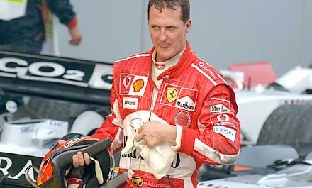 Michael Schumacher eddig nemigen okozott gondot a világbajnoki címért csatázóknak, Montrealban is csak akkor lehet esélye, ha elered az esô (Fotó: Dppi)