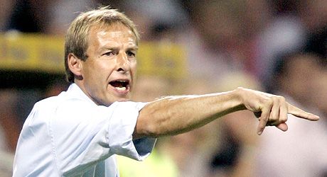 Wörns kihagyása óta Klinsmann a nép ellensége Dortmundban: ha ma este veszít a Nationalelf, a kapitányt kifütyülik az arénából, sôt legszívesebben vissza is kergetnék egyesült államokbeli otthonába