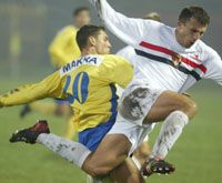 A kispesti Jovan Drobnjak (jobbra) fontos gólt szerzett a második félidô elején (Fotó: M. Németh Péter)