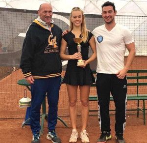 Gécsek Fanni edzőivel Babos Csabával (balról) és Borsos Olivérrel a győzelem után Forrás: Budai Tenisz Centrum