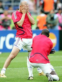 Zinedine Zidane alaposan ráijesztett társaira a francia válogatottban ? no nem azzal, hogy végül elvette kezét az arca elôl, hanem mert bejelentette, kisebb sérüléssel bajlódik, ám utóbb kiderült, csak vaklárma az egész Zinedine Zidane alaposan ráijesztett társaira a francia válogatottban ? no nem azzal, hogy végül elvette kezét az arca elôl, hanem mert bejelentette, kisebb sérüléssel bajlódik, ám utóbb kiderült, csak vaklárma az egész
