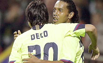 Ronaldinho (szemben) a Barcelona első góljának szerzőjét, Decót köszönti. Később a brazil válogatott játékos is betalált 11-esből (fotók: Reuters)