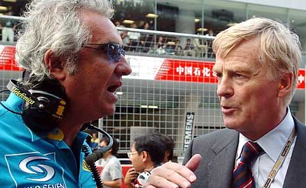 A Renault-fônök Flavio Briatore (balra) kiállt Max Mosley (jobbra) mellett, és a többi istállót is meggyôzte