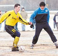 Ilyen talajon is lehet futballozni: Sebôk Vilmos (jobbra) sárdagasztása (Fotó: Unger Tamás)