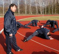 A játékosok izmát nem, a futballpályát viszont kímélte az új edzô, Gellei Imre (balra), aki a rekortánon vezényelt bemelegítést (Fotó: Unger Tamás)