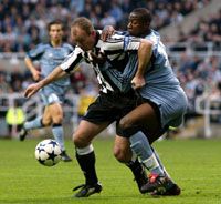 Alan Shearer (balra) sokat tehet azért, hogy a Newcastle hosszú idô után újra kupadöntôben szerepelhessen (Fotó: Imago)