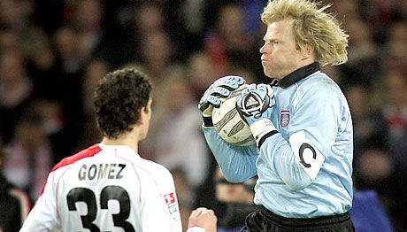 Oliver Kahn (jobbra) eszén egyszer sem tudtak túljárni a stuttgarti támadók &#8211; a válogatott kapus négy mérkôzés után ôrizte meg ismét hálója érintetlenségét a ligában