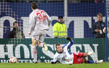 Rafael van der Vaart már tudja, hogy elnézést kell kérnie: Mario Gomez (33) gólt lôtt a hibájából