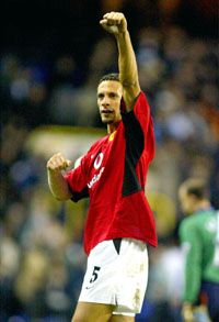 Rio Ferdinand egyelôre még a pályán volt