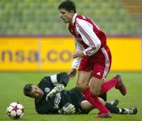 Roy Makaay (pirosban) ezen a héten három gólt szerzett Bayern-mezben, kettôt a Maccabi Tel-Aviv, egyet pedig a Mainz ellen jegyzett