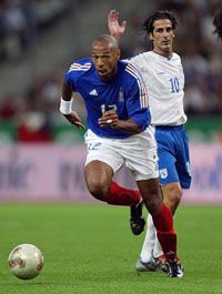 Thierry Henry góllal, gólpasszal és kapufával is jelezte kitűnô formáját a franciáknál