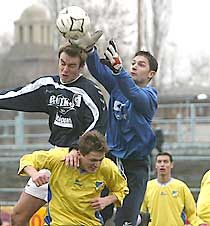 Farkas Balázs (jobbra) a levegôt is uralta, magabiztosan fogta a labdát
