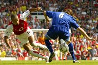 Thierry Henry (14), a franciák cselgépe tizenegyesbôl szerezte meg a végül 2–1-re diadalmaskodó Arsenal egyenlítô találatát