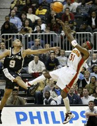 Tony Parker (balra) már nem ér oda Jason Terryhez: ezzel a duplával nyert az Atlanta