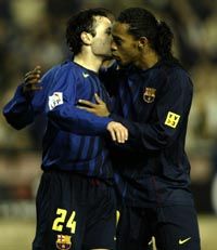 Ezúttal nem Ronaldinho, hanem Iniesta (balra) állt a Barcelona élére