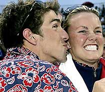 Michael Phelps (balra) csapattársát, Jeri Mosst csókolgatja a 4x100 méteres férfi vegyes eredményhirdetése alatt