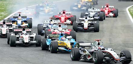 Rajt Imolában. Elöl Räikkönen, Michael Schumacher jobbra hátul látható(fotók: Reuters)