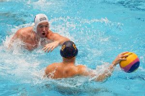 Bóbis Botond (fehér) három gólja kevés volt a montenegróiak ellen Fotó: FINA/ Eszter Novak