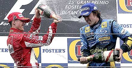 Elôbb a kemény munka, aztán a szórakozás és a pezsgô &#8211; Alonso (jobbra) és Schumacher is alaposan megdolgozott imolai eredményéért