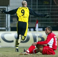 A Borussia Dortmundot erôsítô Jan Koller volt az egyetlen támadó, aki a Bundesliga szombati játéknapján duplázni tudott