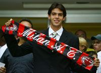 A tavaly nyári világbajnokságon is látott Kaká megpróbál bekerülni a Milan meglehetôsen erôsnek t&#251;nô középpályássorába