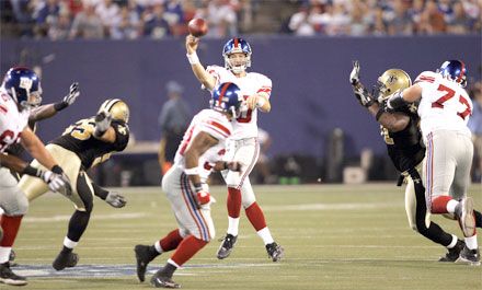 Egy Giants-akció: Eli Manning indítja Derrick Wardot (fotó: Reuters)