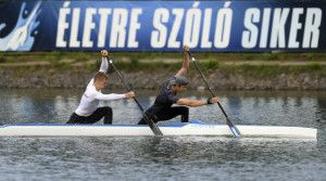 Fejes Dánielék egy oldalon eveznek, a szó szoros értelmében is Forrás: kajakkenusport.hu